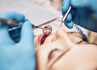 口腔外科専門医による診断と治療